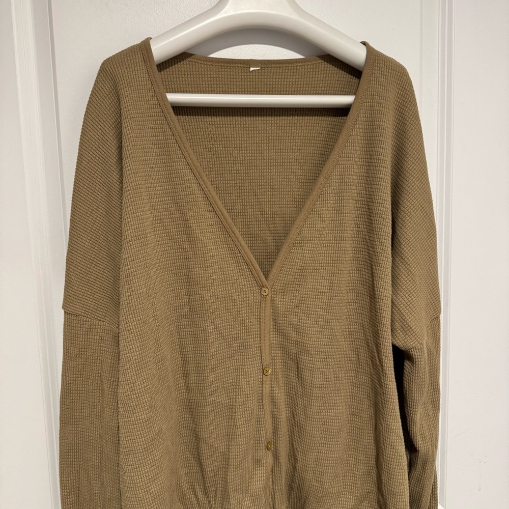 Aritzia Babaton Light Weight Green Pullout Button Up Green size L